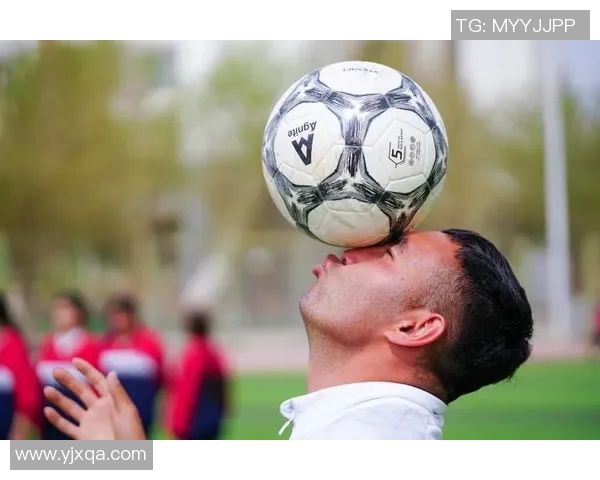鸡大的足球明星如何在绿茵场上展现超凡实力与个人魅力